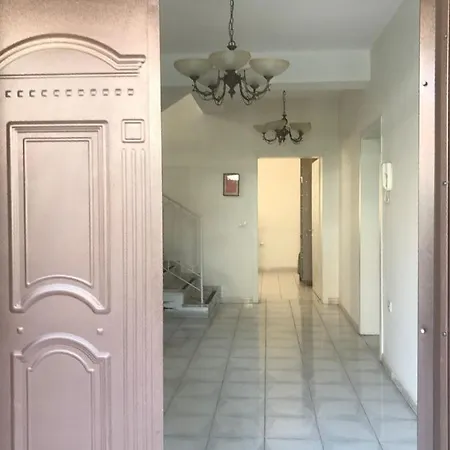 ホームステイ Tirana City Rooms *