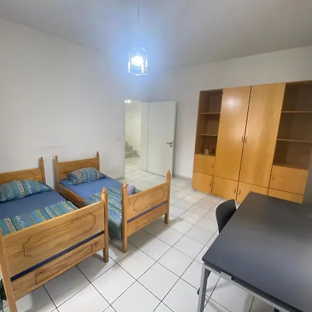 Tirana City Rooms ホームステイ