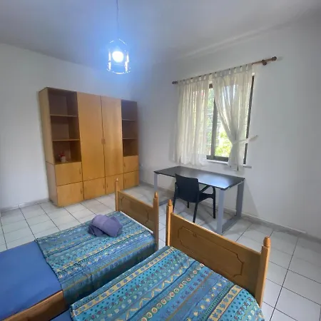 Tirana City Rooms ホームステイ ティラナ